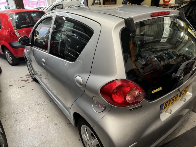 Toyota Aygo 1.0cc 5 Door AUTOMATIC 3 Owners Silver 97,000 miles £20 Tax