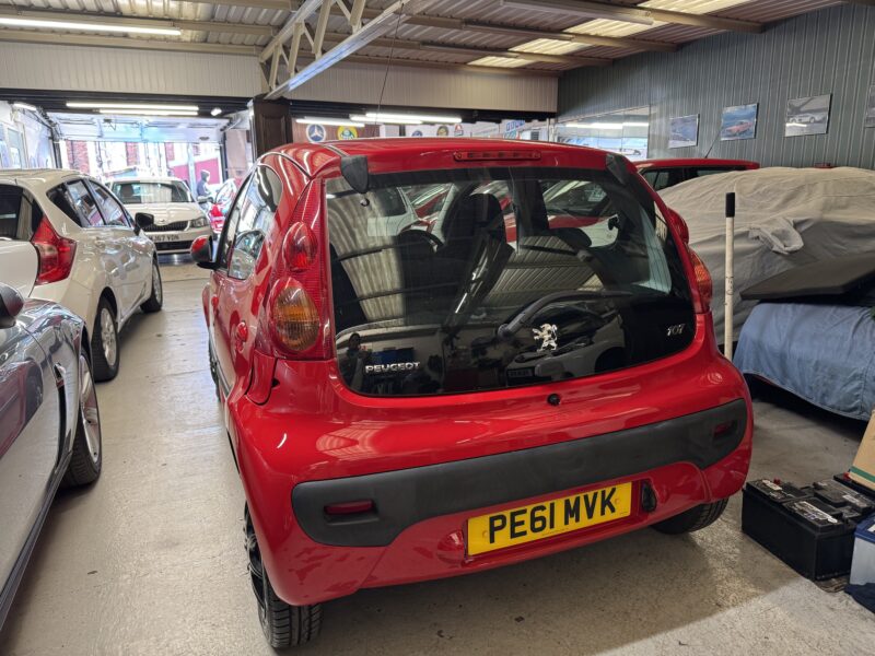 Peugeot 107 1.0cc Urban 2011 5 Door 77,000 miles £20 Tax Red