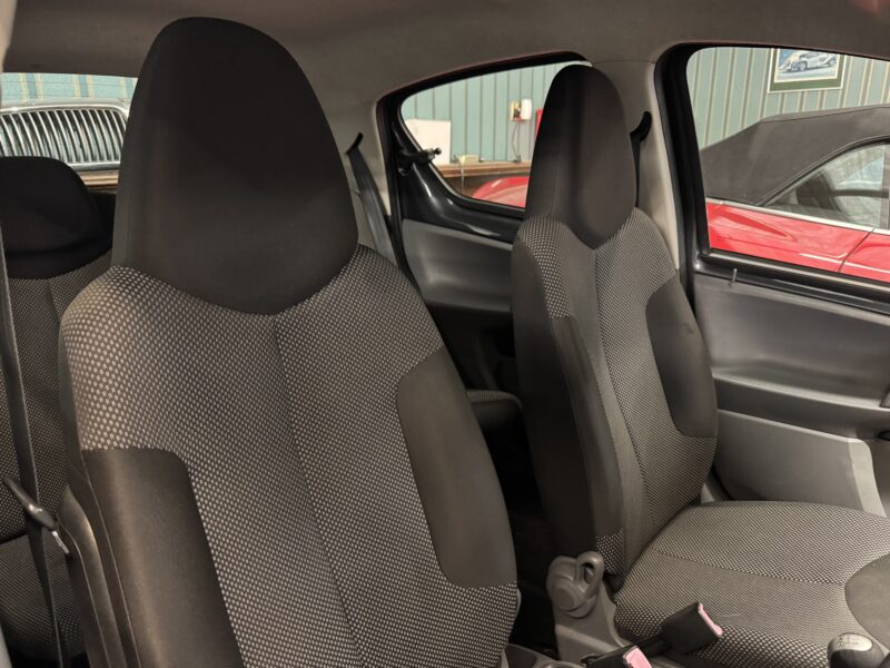 Toyota Aygo 1.0cc 5 Door 1 Owner £20 Tax 101,000 Miles Grey