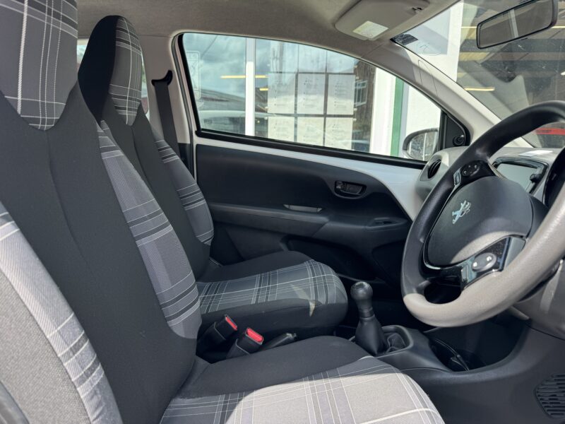Peugeot 108 Active 3 door Low 31,000 Miles 2016 White