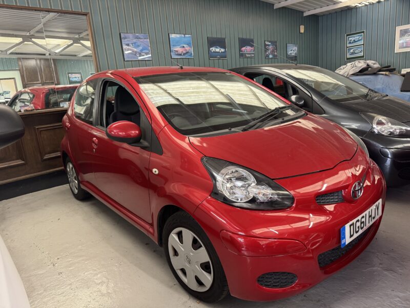 Toyota Aygo 1.0 VVT-i-Ice 5 Door 2011 Red 51,000 Miles One Owner