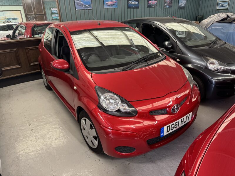 Toyota Aygo 1.0 VVT-i-Ice 5 Door 2011 Red 51,000 Miles One Owner