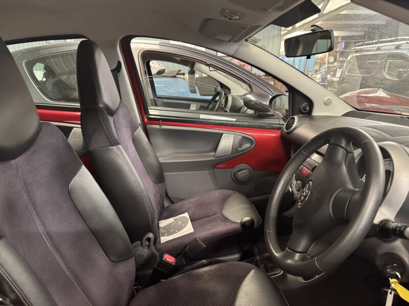 Toyota Aygo 1.0 VVT-i-Ice 5 Door 2011 Red 51,000 Miles One Owner