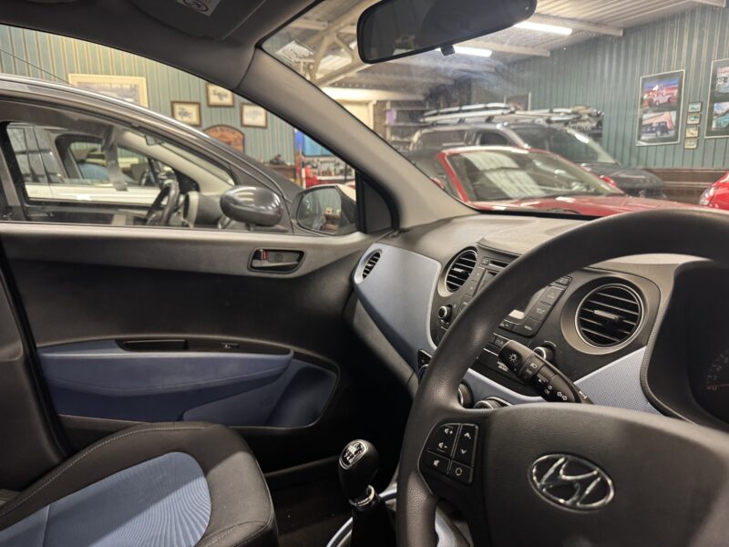 Hyundai i10 1.0 SE 5 Door Petrol 2014 48,400 1 Previous Owner White
