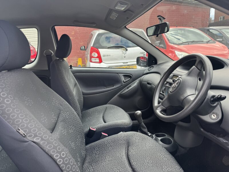 Toyota Yaris 1.3L 2005 Silver 80,000 Miles 3 Door