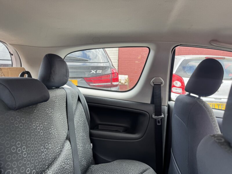 Toyota Yaris 1.3L 2005 Silver 80,000 Miles 3 Door