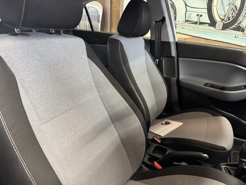 Hyundai i20 1.2L White 5 Door Petrol 2015 40,100 Miles