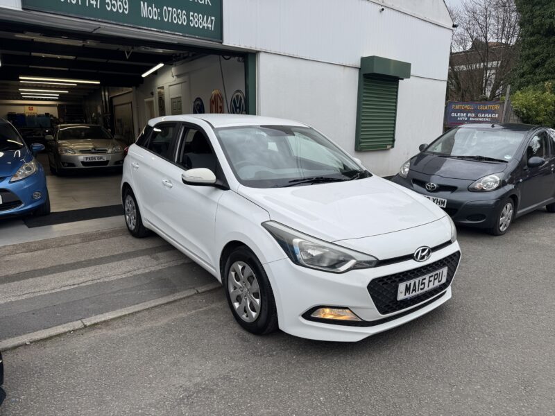 Hyundai i20 1.2L White 5 Door Petrol 2015 40,100 Miles