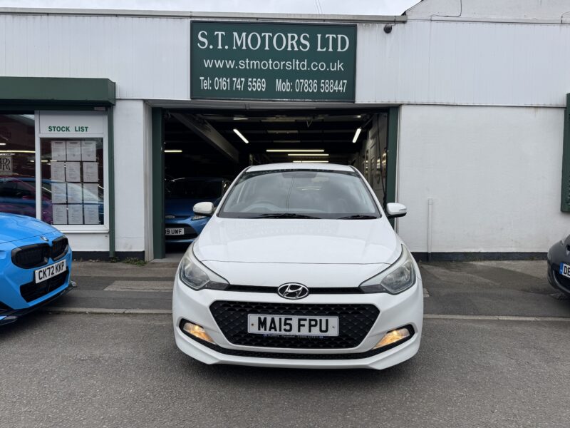 Hyundai i20 1.2L White 5 Door Petrol 2015 40,100 Miles