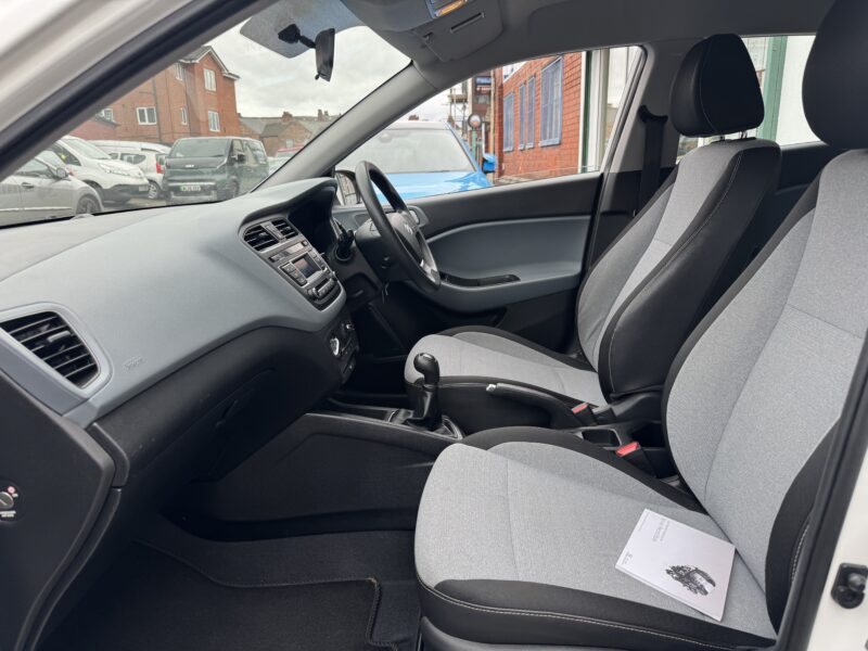 Hyundai i20 1.2L White 5 Door Petrol 2015 40,100 Miles
