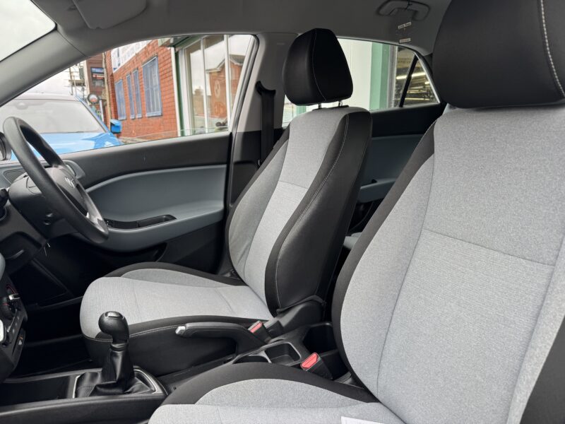 Hyundai i20 1.2L White 5 Door Petrol 2015 40,100 Miles