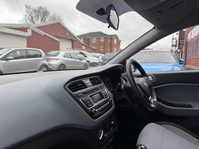 Hyundai i20 1.2L White 5 Door Petrol 2015 40,100 Miles