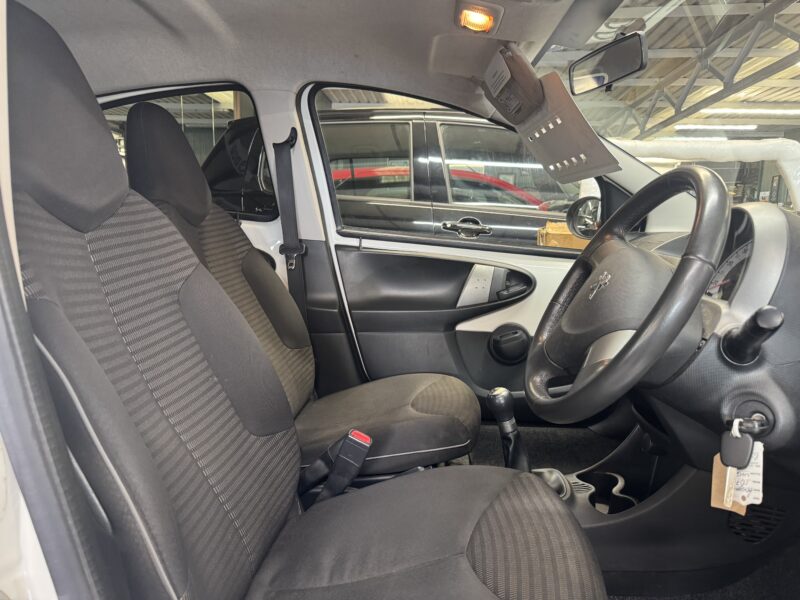 Peugeot 107 1L Allure 5 Door 2 Keys 76000 Miles 2014 White