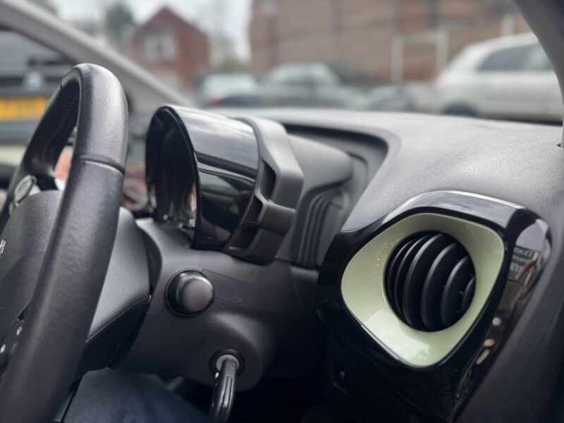 Peugeot 108 Collection 1L 5 Door 2021 Green JUST 9,000 Miles FSH