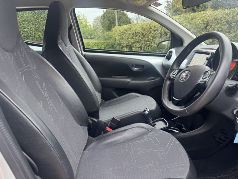 Toyota Aygo X Pression 1L 5 Door *Automatic* 8,000 Miles FSH Silver