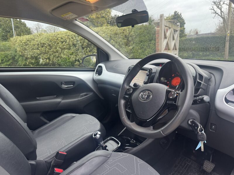 Toyota Aygo X Pression 1L 5 Door *Automatic* 8,000 Miles FSH Silver