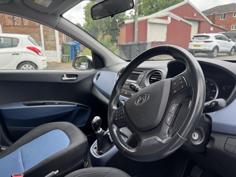 Hyundai i10 Premium 5 Door 2015 White £20 Road Tax FSH 60,600 Miles
