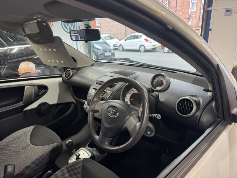 Toyota Aygo 1.0cc Move AUTOMATIC** 5 Door 2014 1 Owner Full Toyota Service History 36,800 Miles