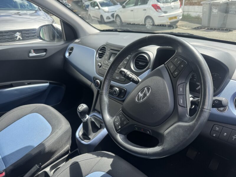 Hyundai i10 1.2cc SE 2016 53,00 Miles Sunroof Heated Seats Alloy Wheels 2 Keys £20 Road Tax White