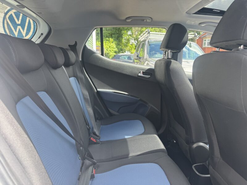 Hyundai i10 1.2cc SE 2016 53,00 Miles Sunroof Heated Seats Alloy Wheels 2 Keys £20 Road Tax White