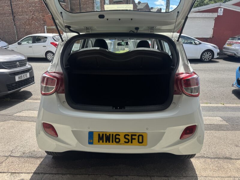 Hyundai i10 1.2cc SE 2016 53,00 Miles Sunroof Heated Seats Alloy Wheels 2 Keys £20 Road Tax White