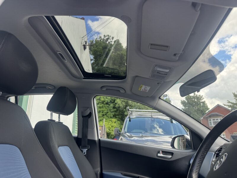 Hyundai i10 1.2cc SE 2016 53,00 Miles Sunroof Heated Seats Alloy Wheels 2 Keys £20 Road Tax White